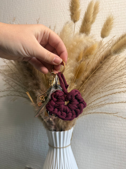 Porte-clés et charms en forme de bouche 'bisous' en crochet, disponibles en plusieurs coloris : bordeaux, rouge, cerise et dégradés de rose.