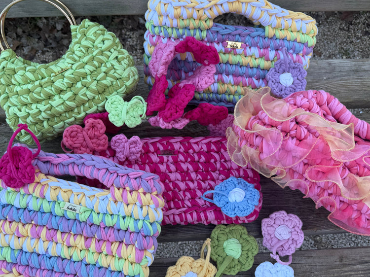 Collection de sacs et d’accessoires colorés et fleuris pour le printemps, composée de 5 sacs ainsi que de porte-clés fleurs et papillons.