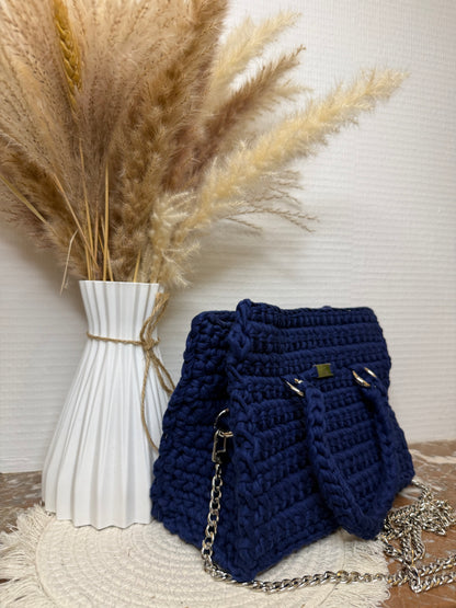 Sac à main carré élégant en crochet, avec petite poignée et bandoulière métallique, personnalisable et fait main.