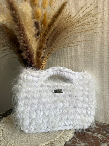 Sac à main blanc et fil moumoute blanc en crochet, avec poignée intégrée, fait main