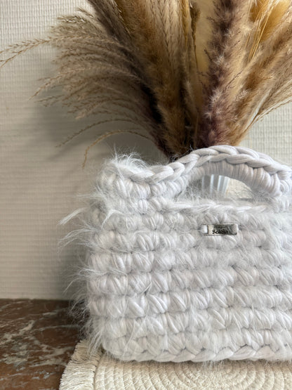 Sac à main blanc et fil moumoute blanc en crochet, avec poignée intégrée, fait main
