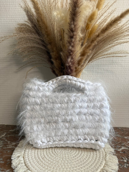 Sac à main blanc et fil moumoute blanc en crochet, avec poignée intégrée, fait main