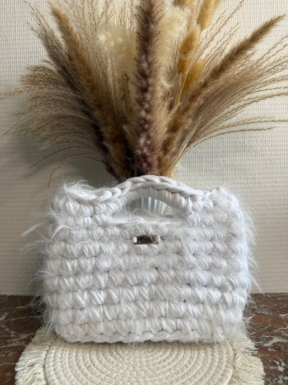 Sac à main blanc et fil moumoute blanc en crochet, avec poignée intégrée, fait main