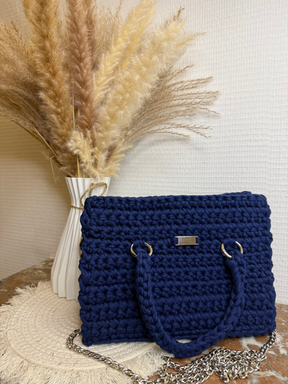 Sac à main carré élégant en crochet, avec petite poignée et bandoulière métallique, personnalisable et fait main.