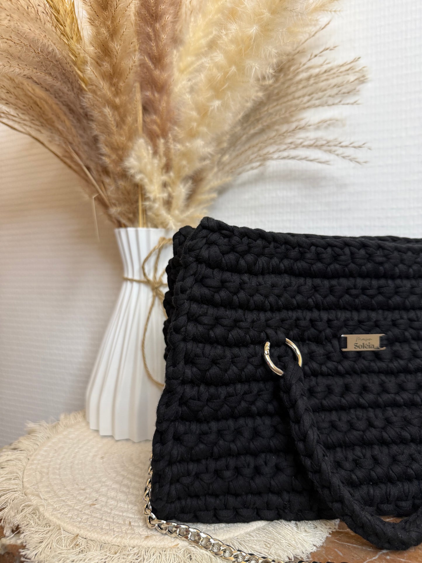 Sac à main carré élégant en crochet, avec petite poignée et bandoulière métallique, personnalisable et fait main.