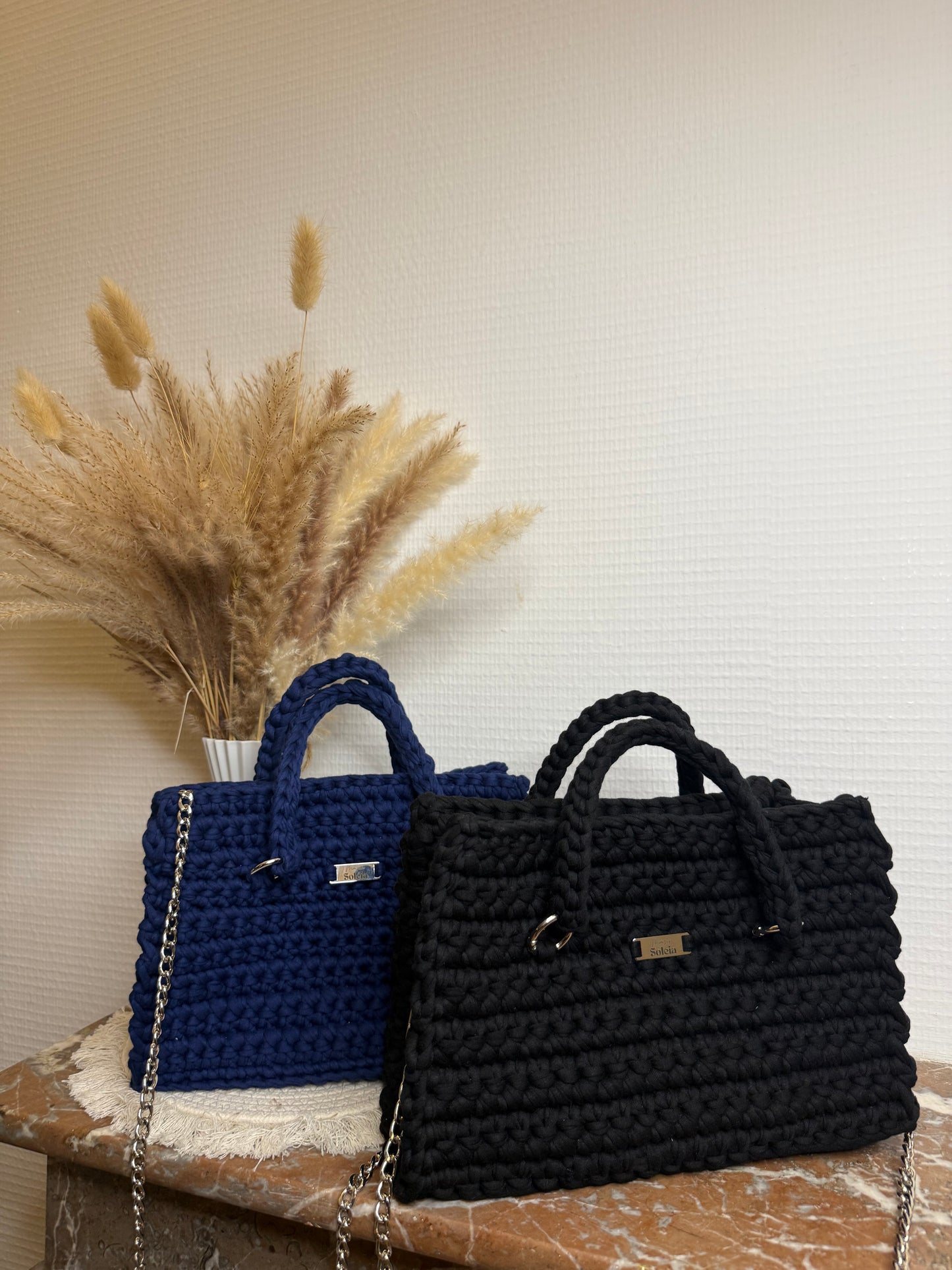 Sac à main carré élégant en crochet, avec petite poignée et bandoulière métallique, personnalisable et fait main.