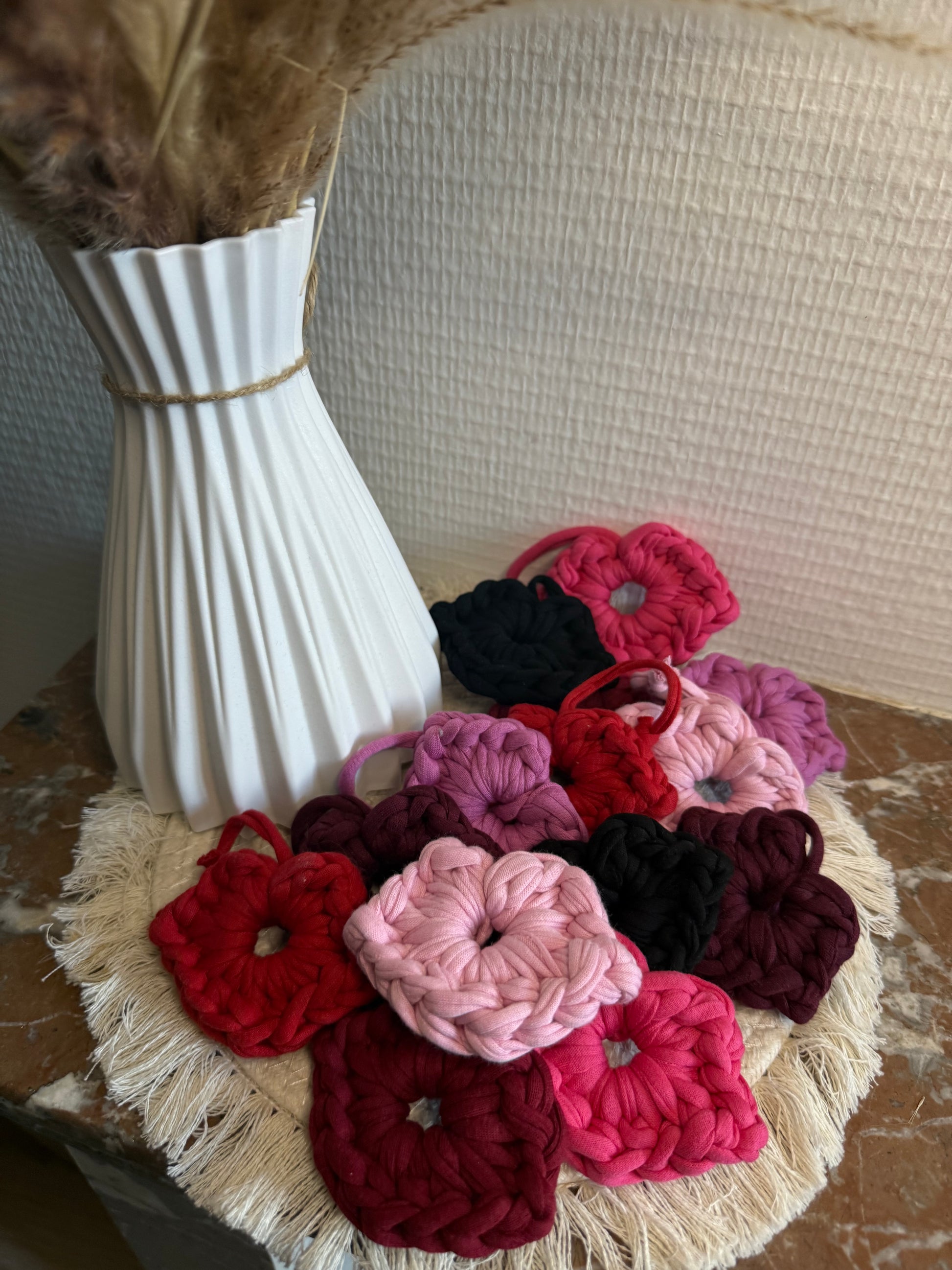 Porte-clés et charms en forme de bouche 'bisous' en crochet, disponibles en plusieurs coloris : bordeaux, rouge, cerise et dégradés de rose.