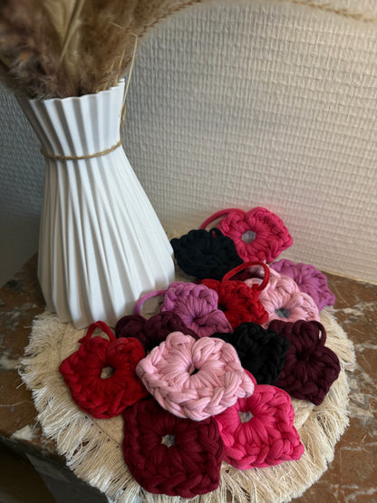 Porte-clés et charms en forme de bouche 'bisous' en crochet, disponibles en plusieurs coloris : bordeaux, rouge, cerise et dégradés de rose.