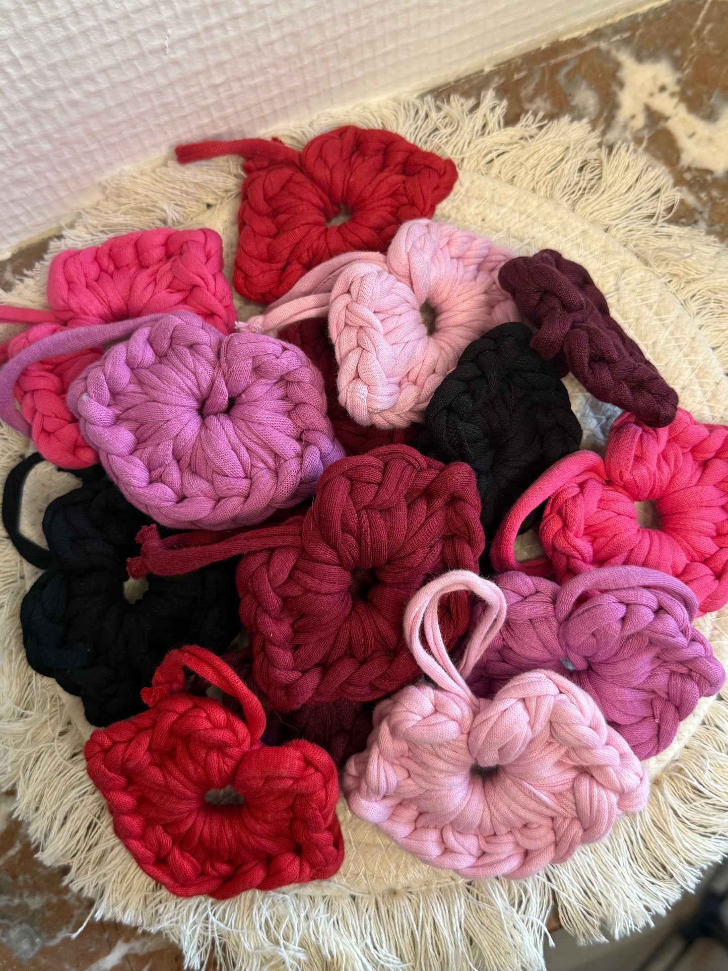 Porte-clés et charms en forme de bouche 'bisous' en crochet, disponibles en plusieurs coloris : bordeaux, rouge, cerise et dégradés de rose.