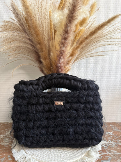 Sac à main noir et fil moumoute noir en crochet, avec poignée intégrée, fait main