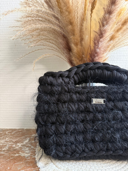Sac à main noir et fil moumoute noir en crochet, avec poignée intégrée, fait main