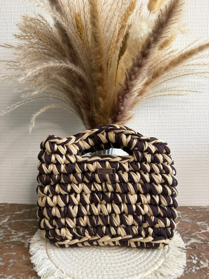 Sac à main bicolore beige et marron en crochet, avec poignée intégrée, fait main