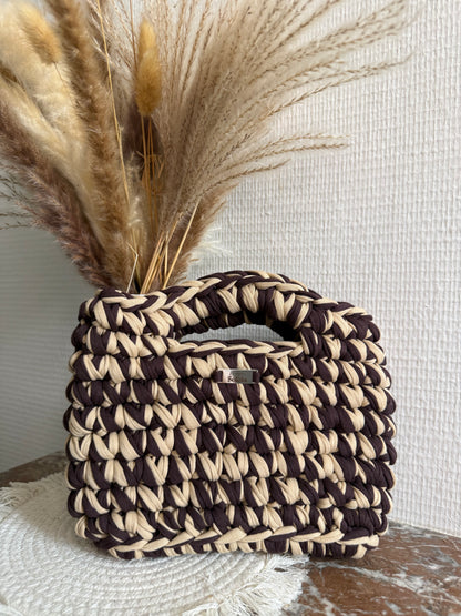 Sac à main bicolore beige et marron en crochet, avec poignée intégrée, fait main