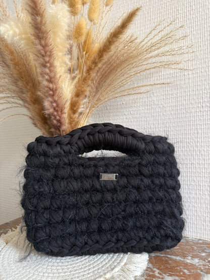 Sac à main noir et fil moumoute noir en crochet, avec poignée intégrée, fait main