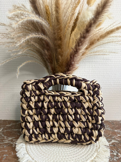 Sac à main bicolore beige et marron en crochet, avec poignée intégrée, fait main