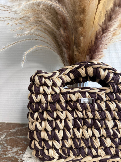 Sac à main bicolore beige et marron en crochet, avec poignée intégrée, fait main