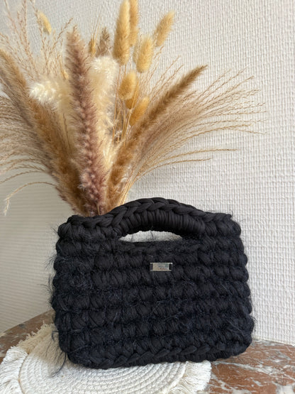 Sac à main noir et fil moumoute noir en crochet, avec poignée intégrée, fait main