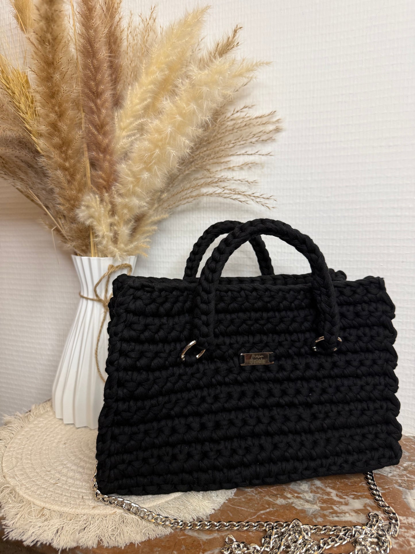 Sac à main carré élégant en crochet, avec petite poignée et bandoulière métallique, personnalisable et fait main.
