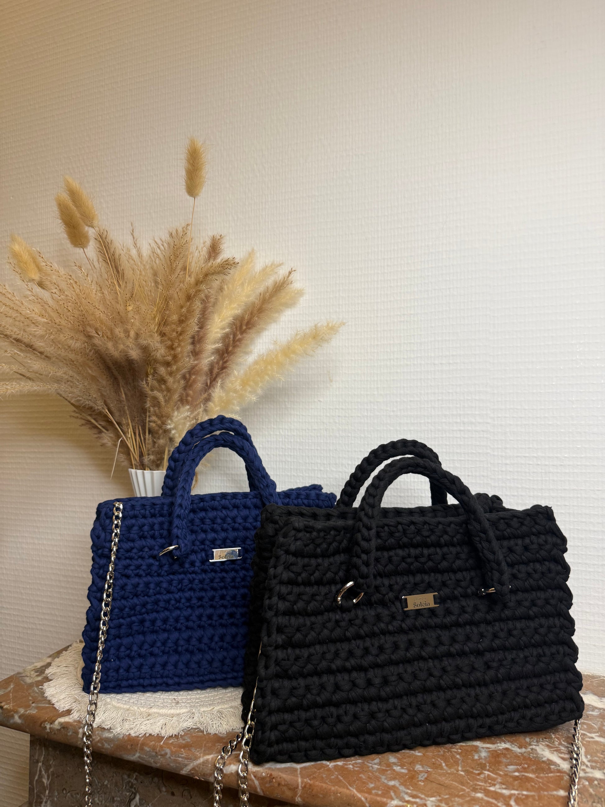 Sac à main carré élégant en crochet, avec petite poignée et bandoulière métallique, personnalisable et fait main.