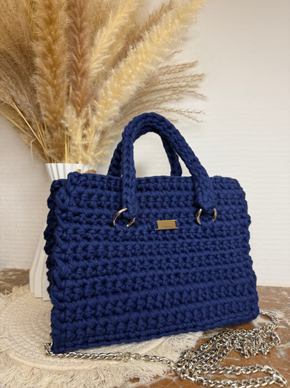 Sac à main carré élégant en crochet, avec petite poignée et bandoulière métallique, personnalisable et fait main.