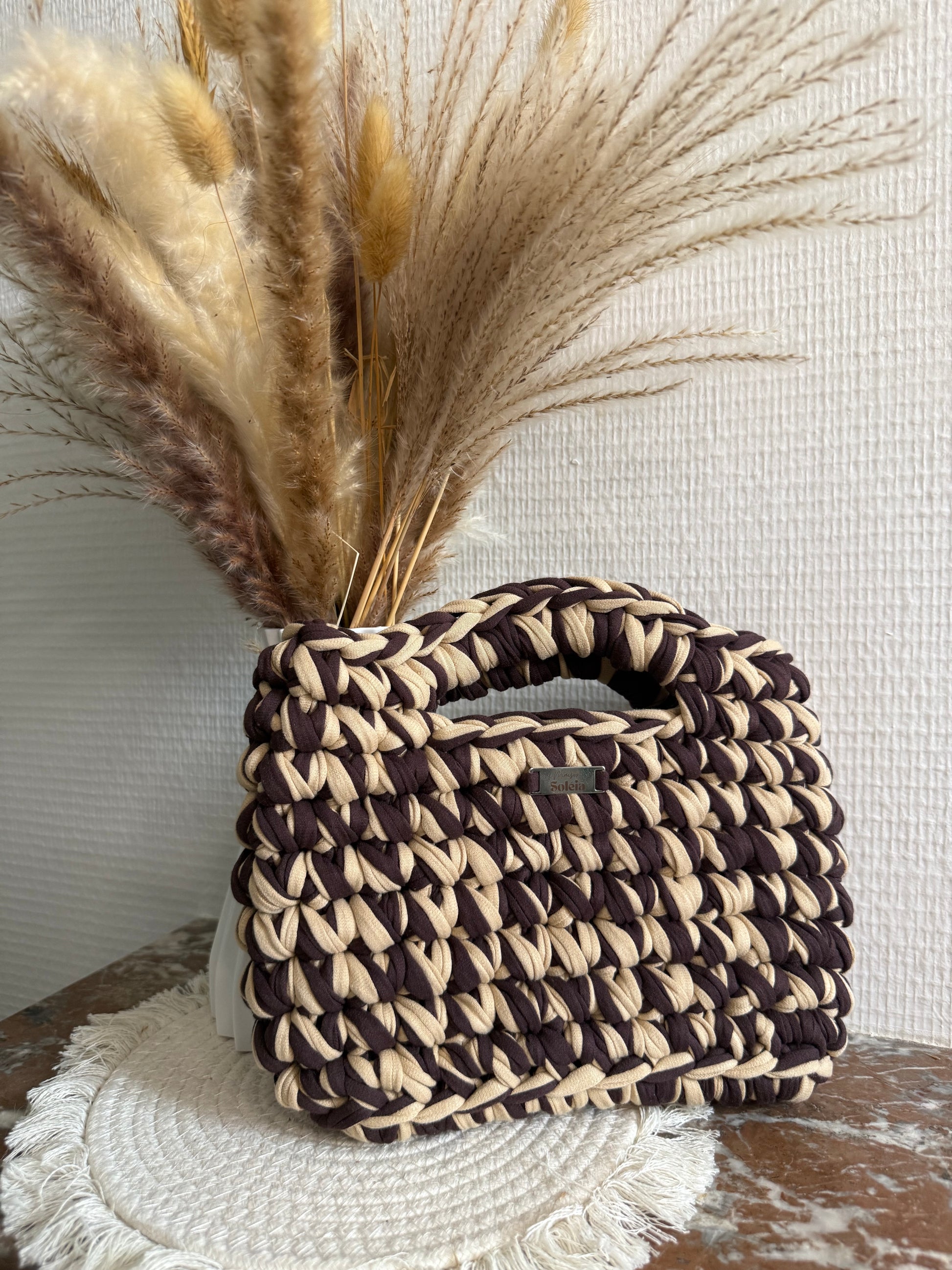 Sac à main bicolore beige et marron en crochet, avec poignée intégrée, fait main