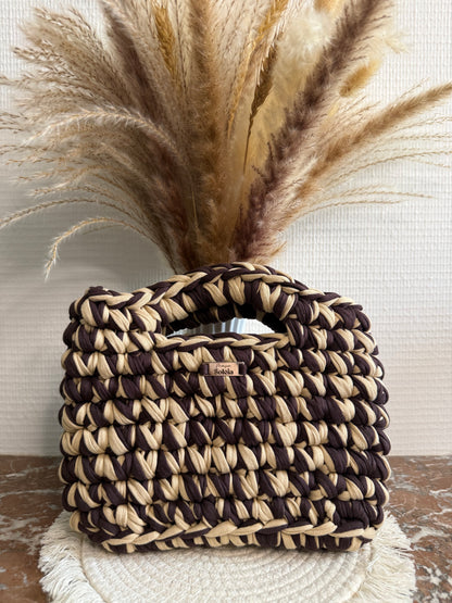 Sac à main bicolore beige et marron en crochet, avec poignée intégrée, fait main